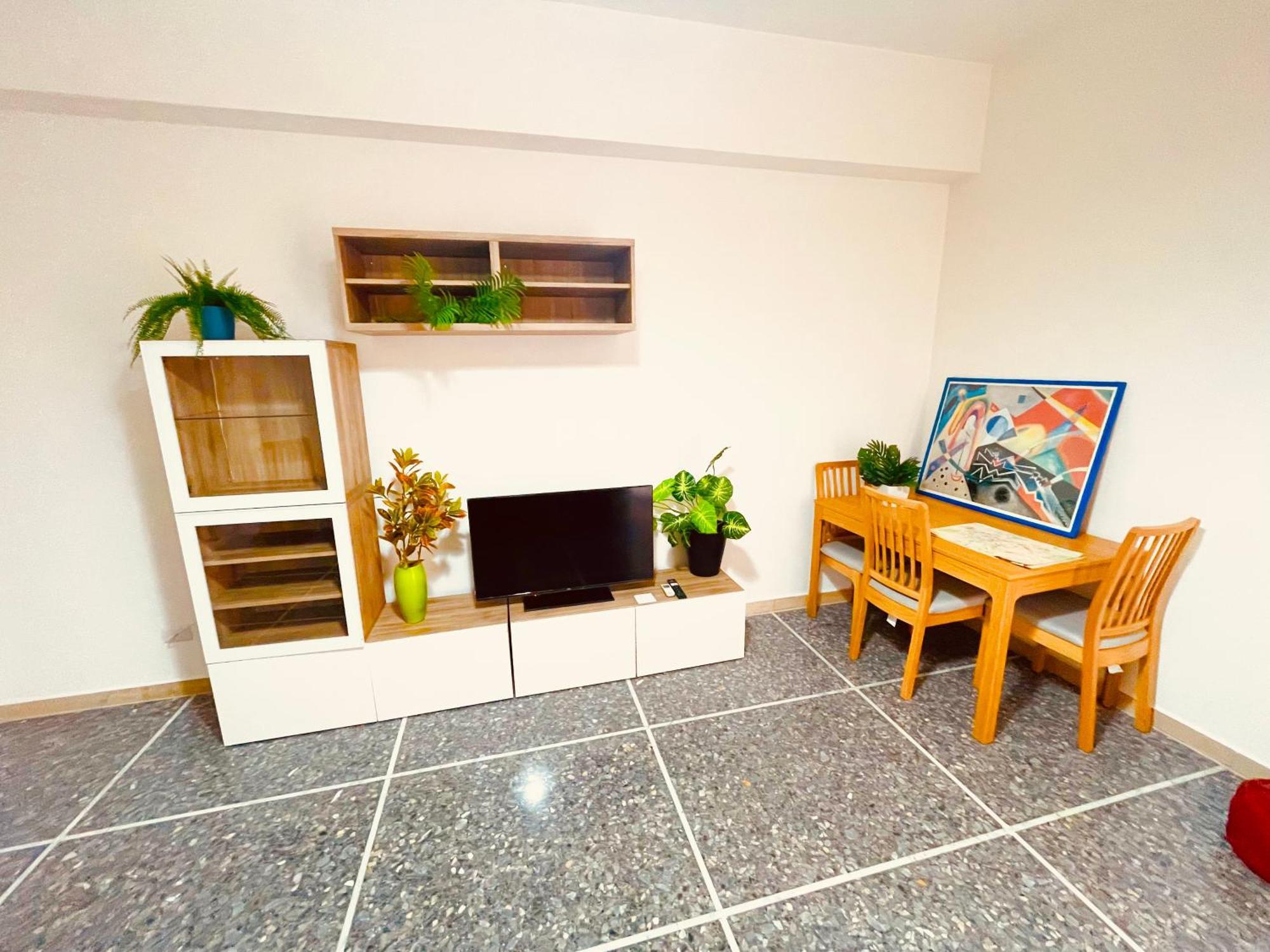 To 352 Apartment Rom